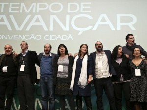 Foto final do palco da convenção cidadã Tempo de Avançar realizada dia 31/01 no Fórum Lisboa com as suas principais figuras a cantarem a Grândola Vila Morena